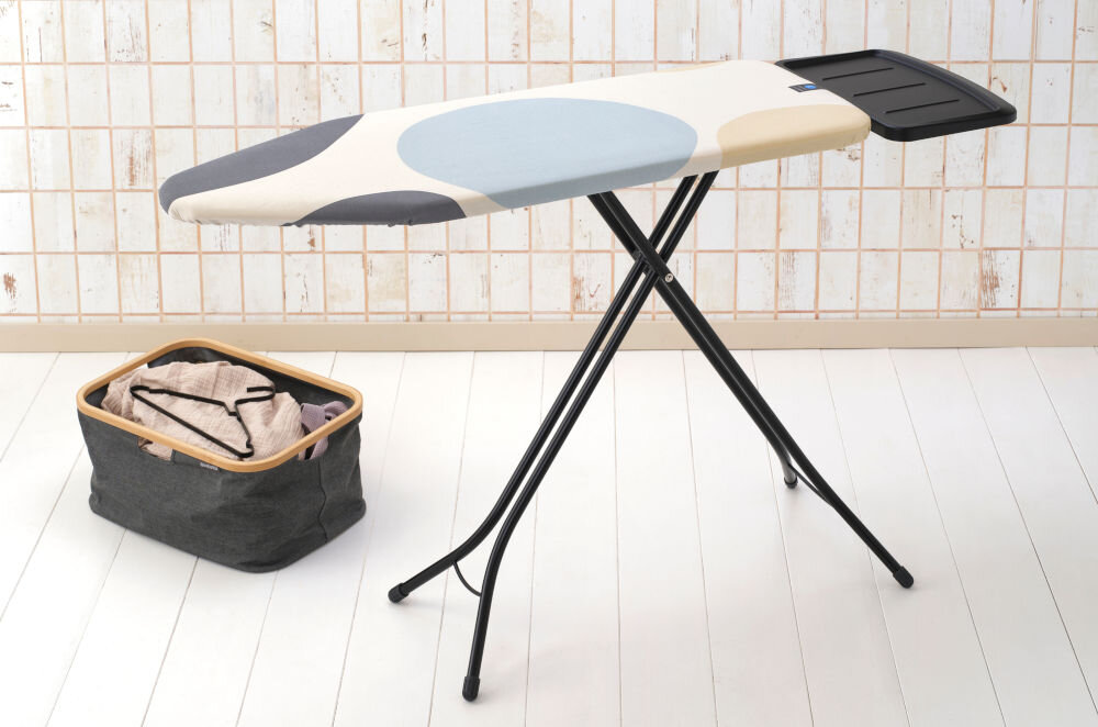 Deska do prasowania BRABANTIA 134708 Spring Bubbles 124 x 45 cm deska stoi bokiem jasny pokrowiec w kolorowe kropki czarne nóżki czarna podstawa solidna budowa z trwałej, stalowej ramy o średnicy 25 mm wytrzymałość stabilność cztery solidne nogi mocne wsparcie konstrukcja odporna na codzienne intensywne użytkowanie staranna konstrukcja pełne bezpieczeństwo komfort podczas prasowania   