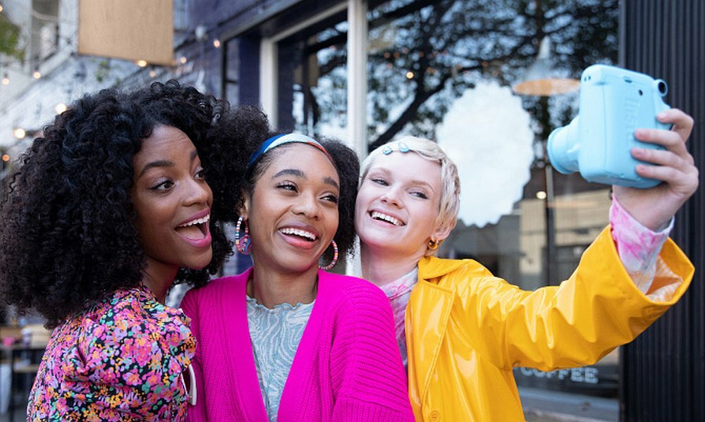 Aparat FUJIFILM Instax Mini 11 zdjęcia obiektyw ekran wizjer ogniskowa przysłona migawka obudowa bateria zasilanie filmy nagrywanie rozdzielczość matryca rozmiar przekątna tryby iso montaż lampa światło przyciski sterowanie menu kontrast jasność balans bieli filtry cmos karta pliki format zapis seria