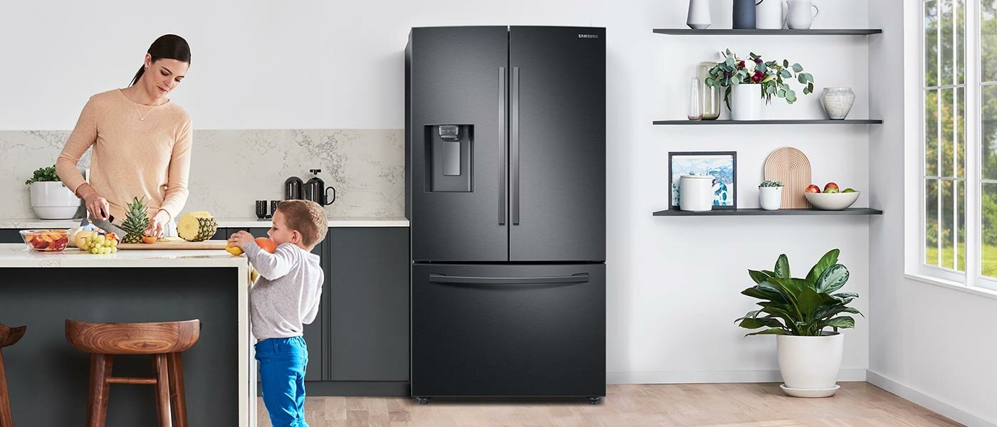 Przygotowanie posiłku w kuchni z lodówką Samsung