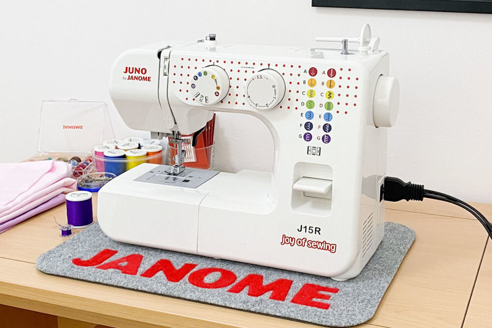 Maszyna do szycia JANOME Juno J15R domowe projekty krawieckie drobne przeróbki krracanie zwężanie szycie firanek obrusów poszewek na poduszki bieżników firan