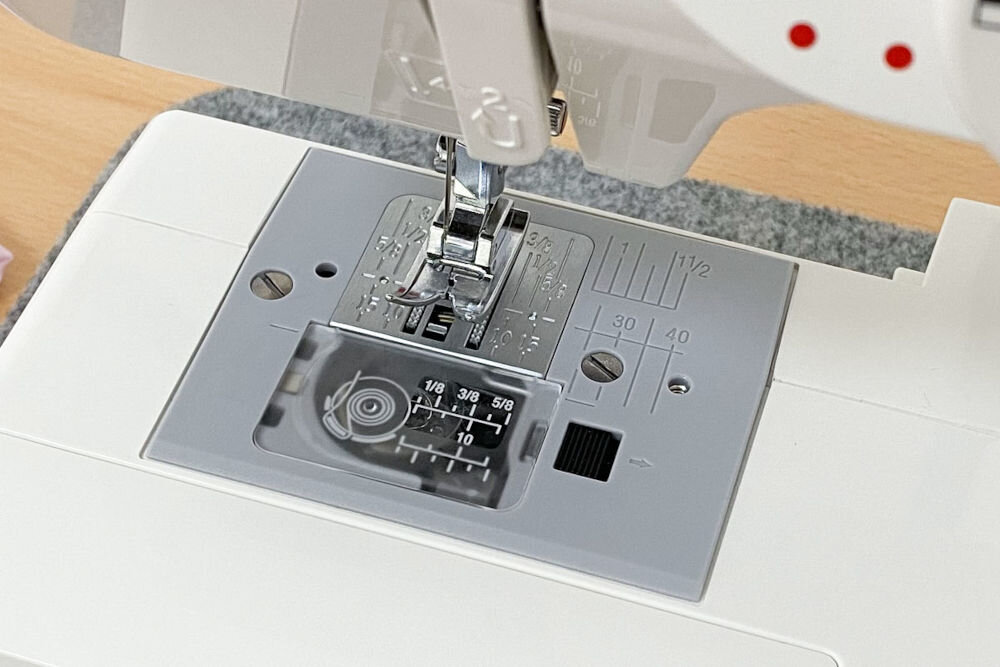 Maszyna do szycia JANOME Juno J15R przydatny element okreslenie odległości od środkowej pozycji igły w ogległości 1cm, 2 cm 3 cm od krawędzi materiału doskonała kontrola zwiększona dokładnośc przyspieszona praca