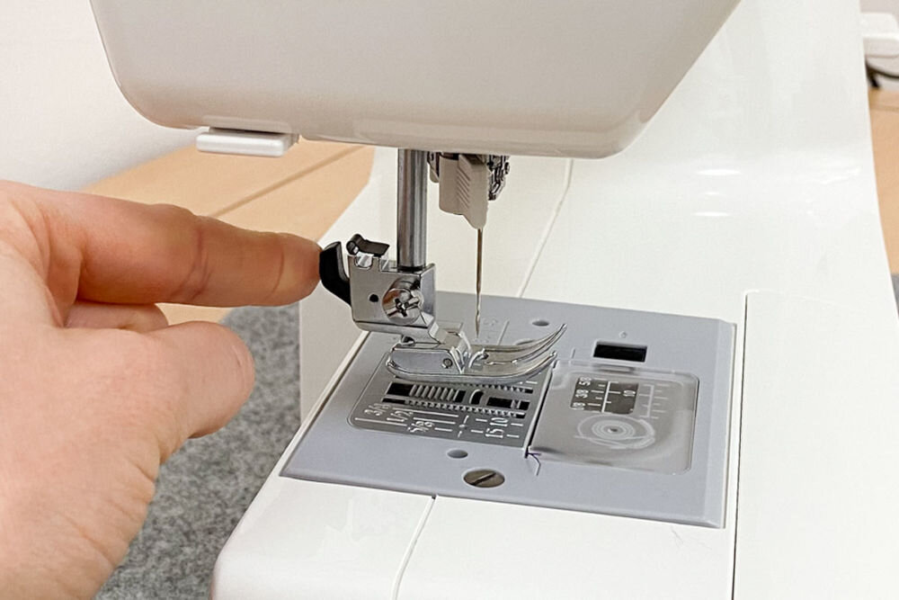 Maszyna do szycia JANOME Juno J15R łatwa szybka wymiana stopki prosty mechanizm naciśnięcie dźwigni jedna stopka założenie kolejnej oszczędność czasu i wysiłku praktyczna wygodna funkcja