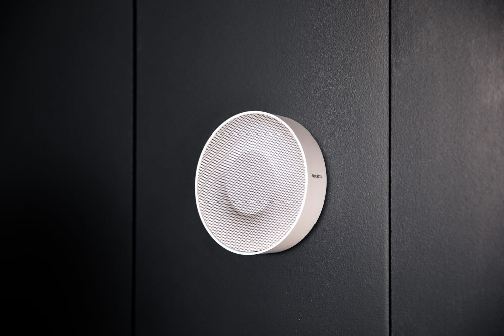 Inteligentny alarm domowy NETATMO NIS01-EU WiFi intuicyjne działanie prostota przykleić lub przykręcić do ściany