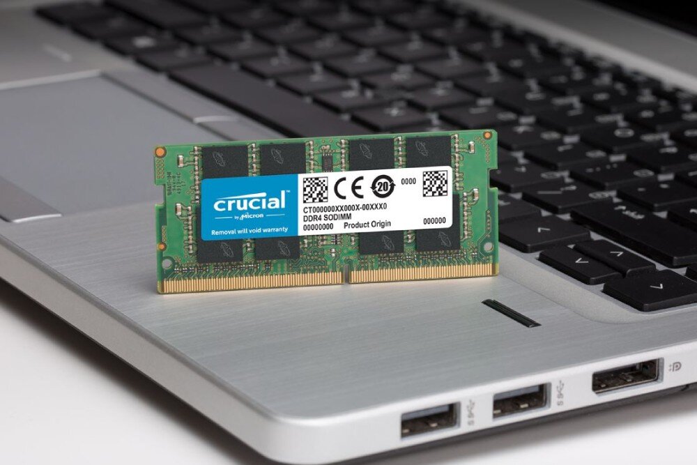 Pamięć RAM CRUCIAL Zielony moduł pamięci komputerowej zamontowany wewnątrz obudowy laptopa, widoczny w gnieździe SODIMM na płycie głównej, opis