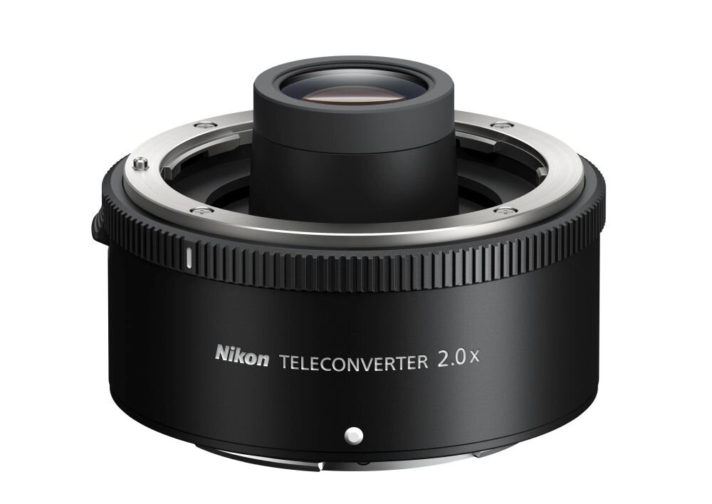 Czarny telekonwerter z napisem \'Nikon TELECONVERTER 2.0x\' na obudowie. Produkt ma metalowe elementy montażowe i szklany element optyczny na górze.