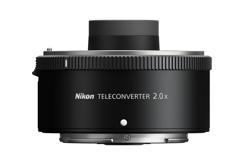 Czarny telekonwerter z napisem \'Nikon TELECONVERTER 2.0x\' na obudowie. Produkt ma metaliczne wykończenie na dolnej krawędzi.