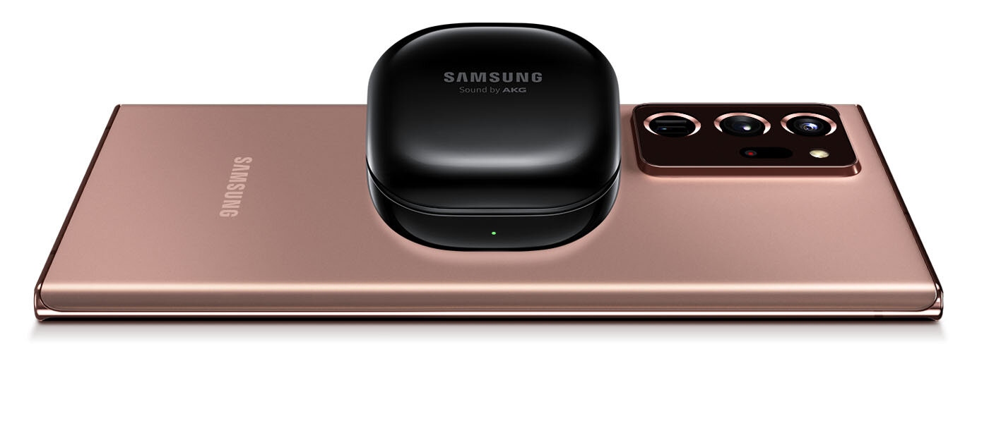 Zdjęcie pokazuje działanie funkcji Power Share słuchawek galaxy buds live