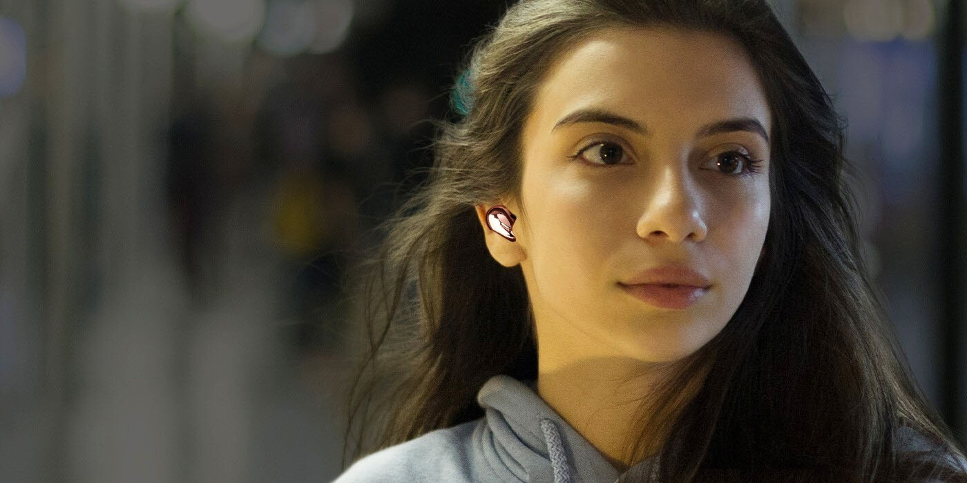 Zdjęcie słuchawek buds live w kolorze miedzianym podczas ich użytkowania