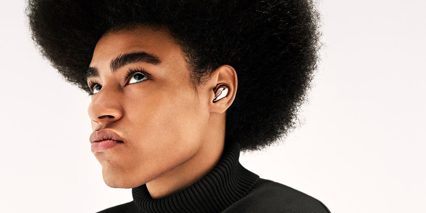 Zdjęcie na którym widać mężczyznę używającego słuchawek galaxy buds live dostępnych w mediaexpert