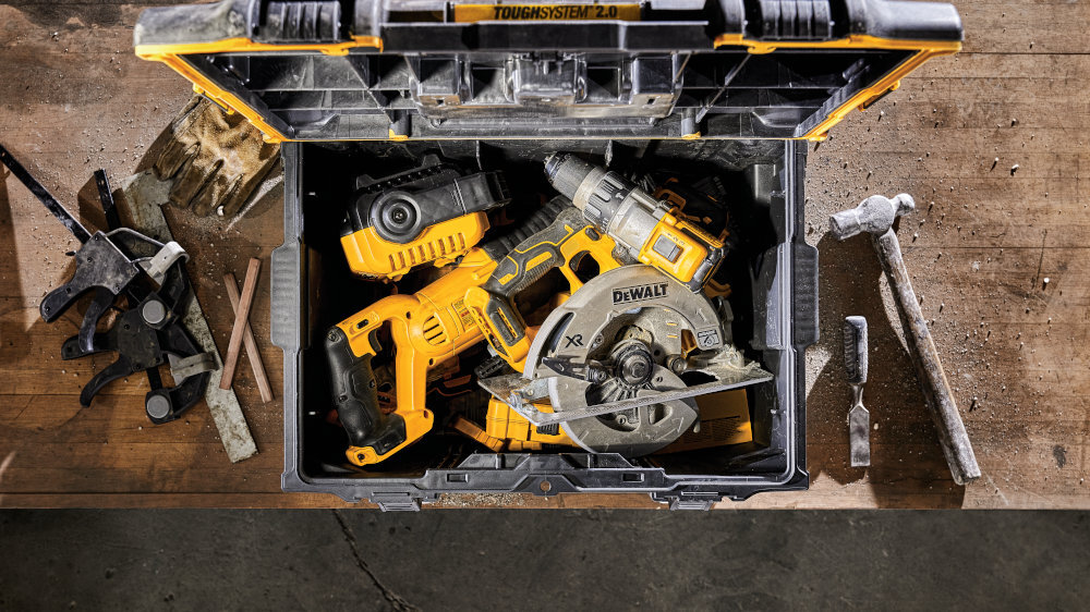 Skrzynka narzędziowa DEWALT DWST83294-1 blat roboczy otwarta skrzynka wypełniona narzędziami wyjmowaną tackę na często używane narzędzia skraca czas przygotowania do pracy ułatwia utrzymanie porządku