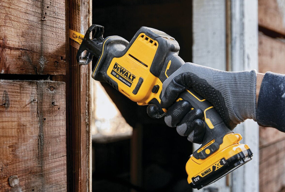 Piła szablasta DEWALT DCS312NT kompaktowa konstrukcja silnik pośrodku dobrze wyważone do cięcia w drewnie i materiałach drewnopodobnych do cięcia w PCV i w metalu