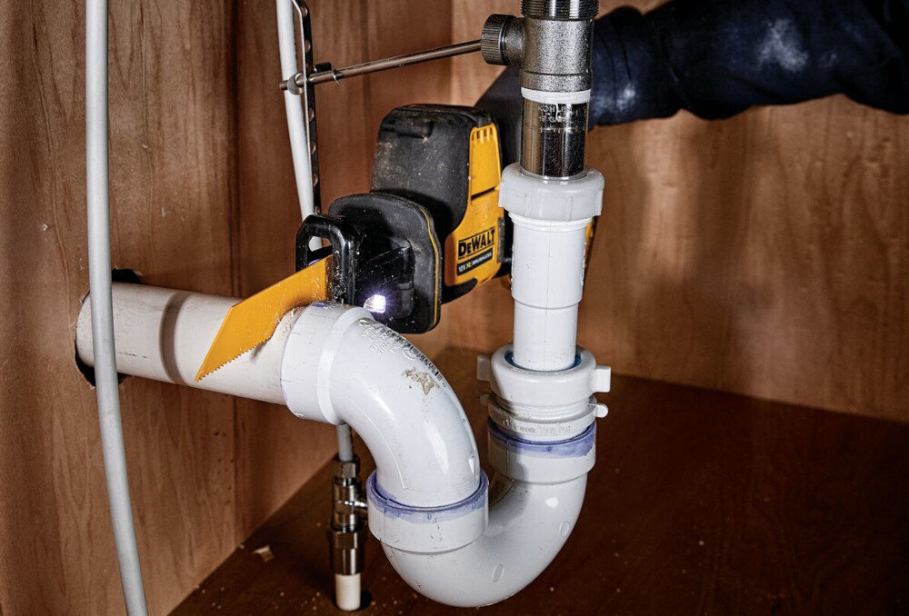 Piła szablasta DEWALT DCS312NT funkcjonalna do cięcia drewna elementów wykonanych z tworzyw sztucznych powierzchni płyt kartonowo-gipsowych struktur metalowych maksymalna głębokość cięcia w drewnie do 90 mm w stali do 40 mm