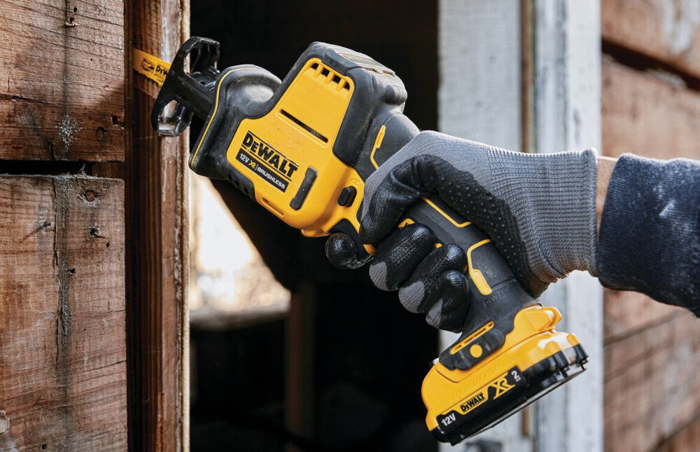 Piła szablasta DEWALT DCS312NT pracuje w zgodnie z rygorystycznymi zasadami ergonomii wyprofilowana rękojeść pokryta antypoślizgowym tworzywem