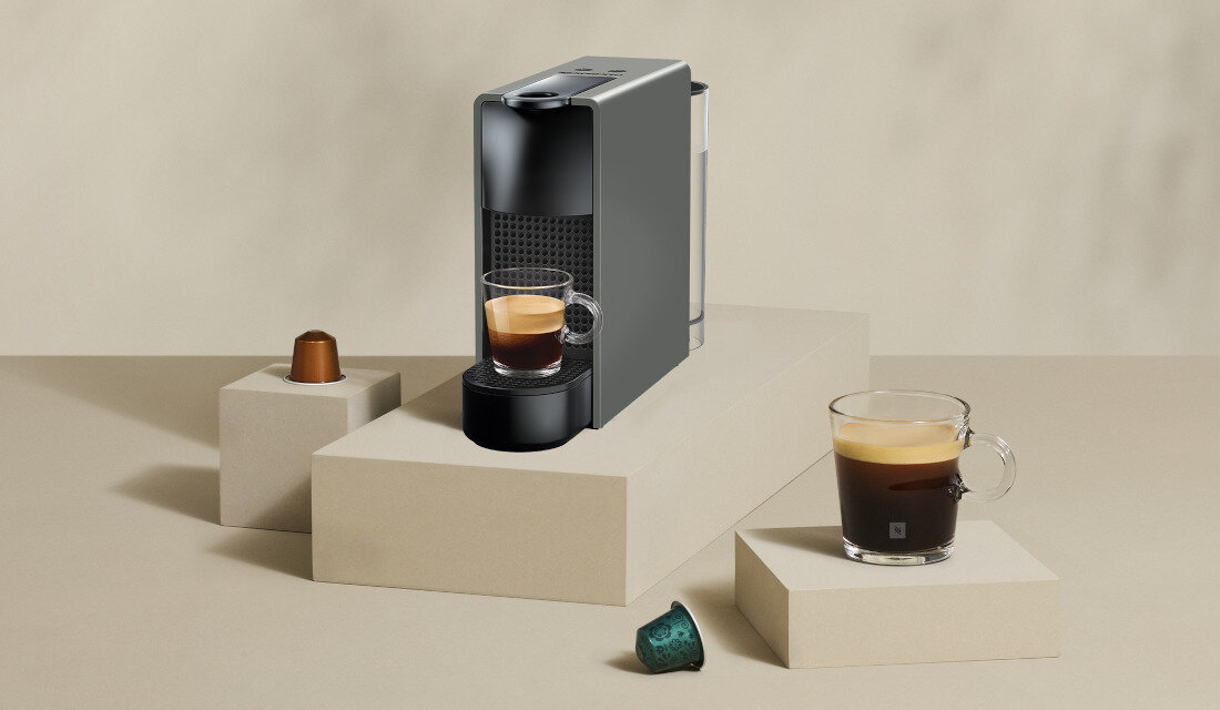 Ekspres KRUPS Nespresso Essenza Mini XN110B Szary wygląd design prezentacja wizualizacja Twoja chwila z aromatem kawy