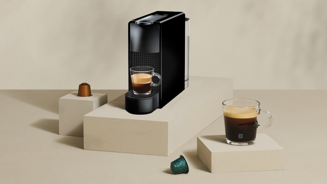 Ekspres KRUPS Nespresso Essenza Mini XN1108 Czarny wygląd design prezentacja wizualizacja Twoja chwila z aromatem kawy