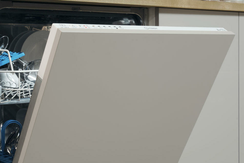 INDESIT-DIC3C24A suszenie naczyń meble kuchenne automatyczny system uchylanie drzwi mechanizm