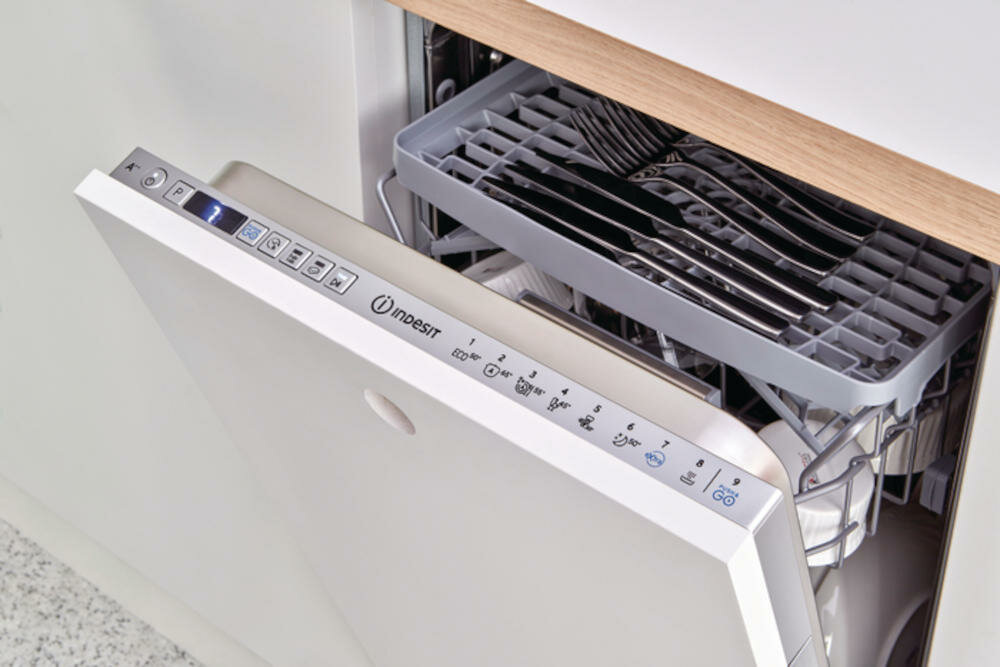 INDESIT-DFC-2B+19ACX zmywarka taca sztućce łatwe ułożenie przybory kuchenne więcej miejsca
