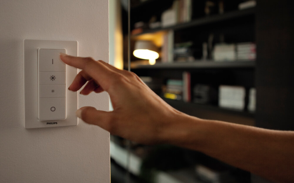 Oświetleniowy zestaw startowy PHILIPS HUE 929002216806 9W E27 (2 szt.)regulator przyciemniania jednoczesna kontrola do 10 inteligentnych świateł można demontować z gniazda ściennego używać jako pilot
