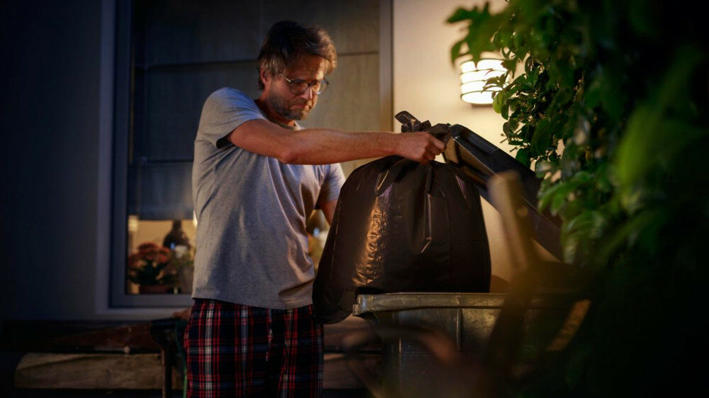 Naświetlacz zewnętrzny PHILIPS HUE 915005731401 pasuje do okazji dodać odrobinę magii kolorowe sceny wolno poruszające się dynamiczne efekty