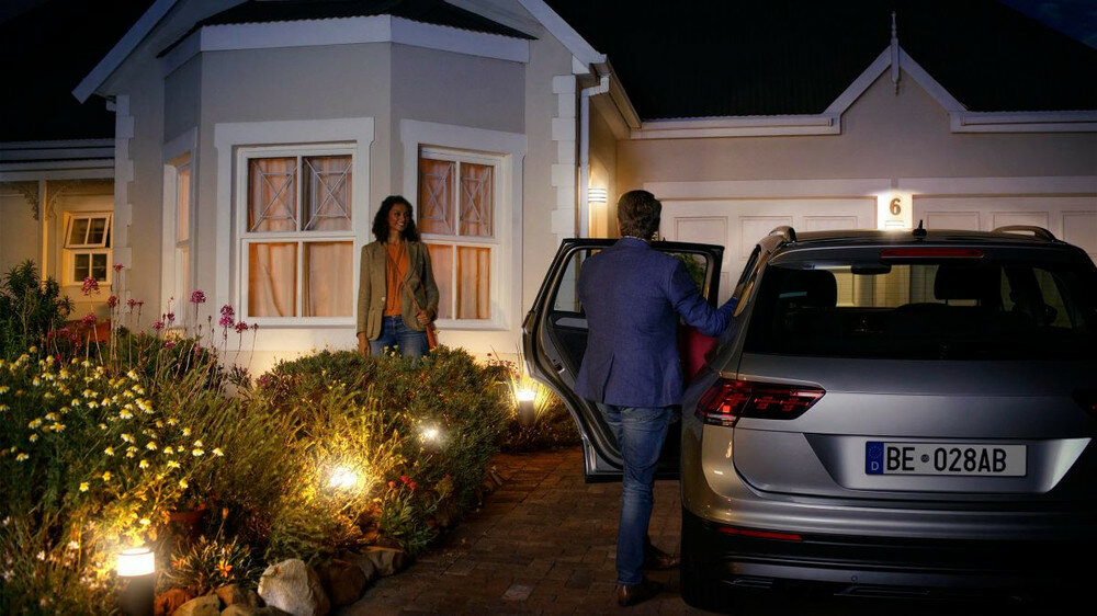 Naświetlacz zewnętrzny PHILIPS HUE 915005731401 włączających się automatycznie czujnik zewnętrzny Philips Hue aplikacja HUE tryb Hom Away geolokalizacji