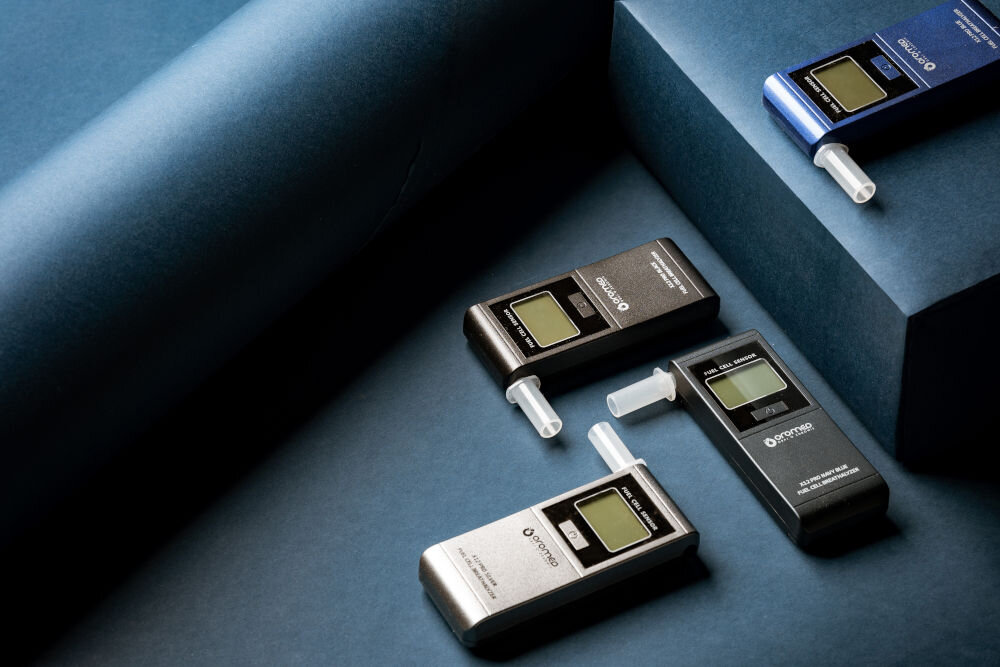 Alkomat ORO-MED X12 Pro Blue przydatne funkcje sygnalizacja potrzeby kalibracji moduł kontroli temperatury ochrona urządzenia zapobieganie uszkodzeniom czujnika wygodne niezawodne użytkowanie dla firm instytucji osób prywatnych dokładne pomiary