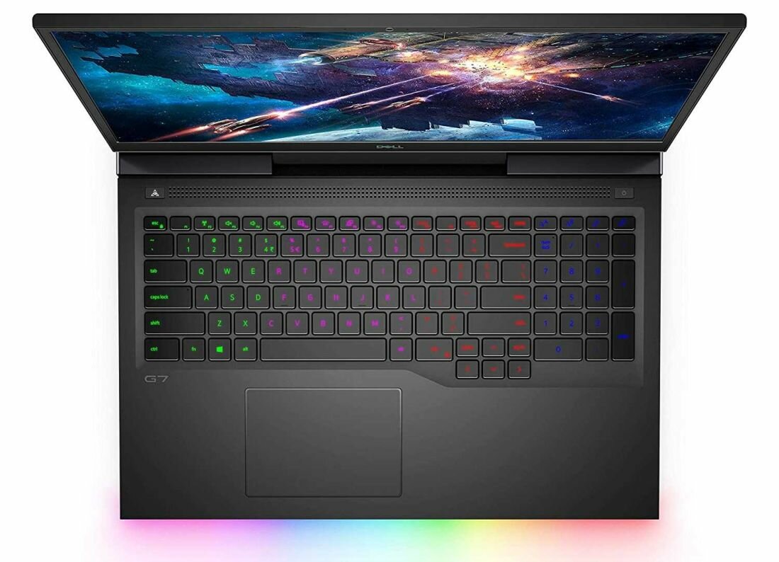Laptop z podświetlaną klawiaturą w różnych kolorach i ekranem wyświetlającym grafikę z kosmiczną scenerią. Na obudowie widoczne jest logo \'DELL\'.