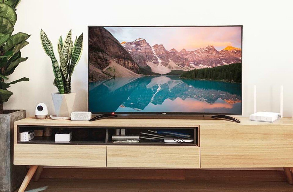 Router TP-LINK TL-WR820N Czteroosobowa rodzina siedząca na kanapie, oglądająca wspólnie telewizję; widoczna tylna część ciał i ekran w oddali, kontrola rodzicielska, funkcje