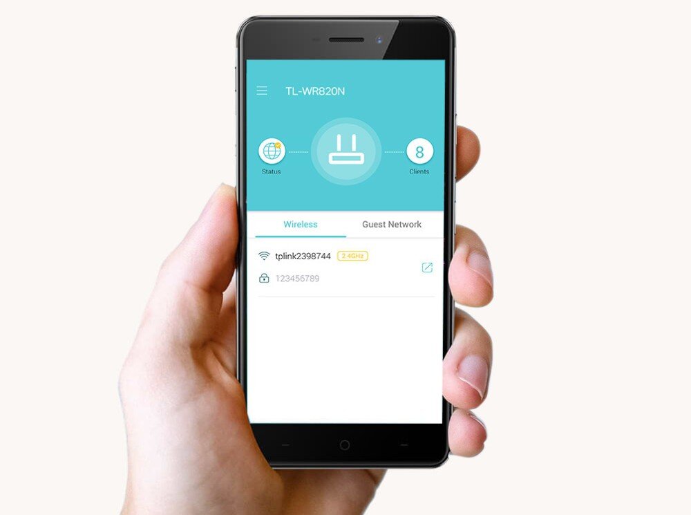 Router TP-LINK TL-WR820N Ręka trzymająca smartfon z aplikacją do zarządzania siecią; ekran pokazuje informacje o nazwie i liczbie podłączonych urządzeń, ustawienia, aplikacja