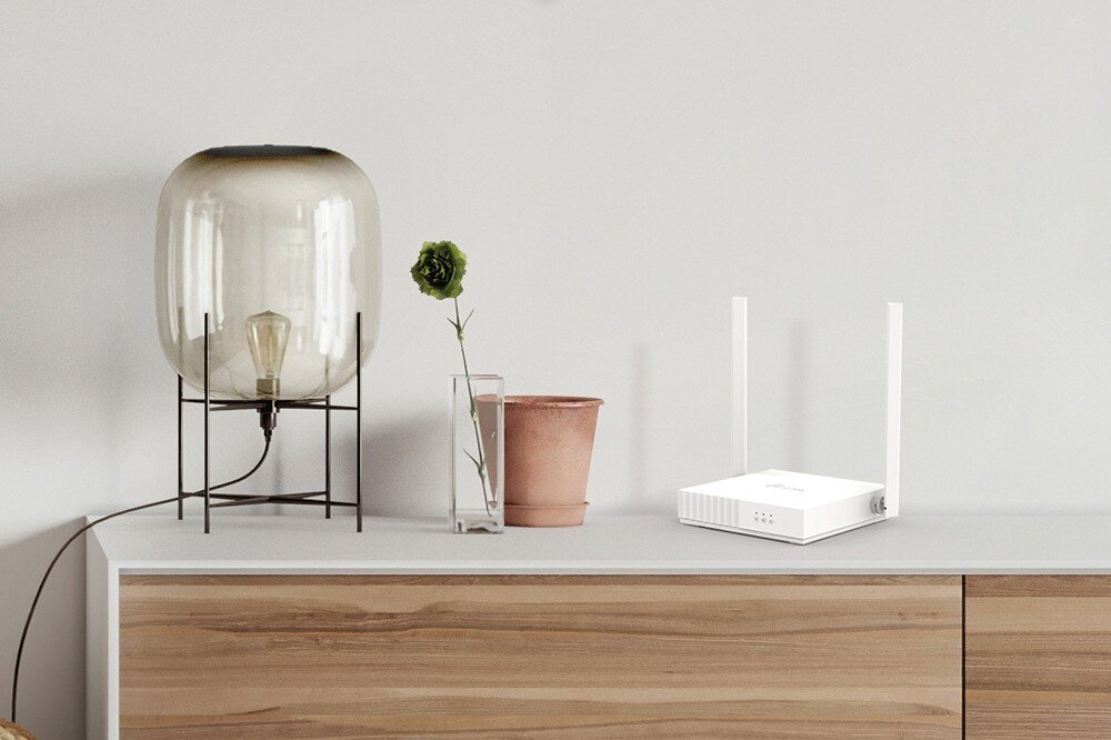 Router TP-LINK TL-WR820N Biały router z widocznym logo producenta, dwiema antenami i trzema diodami LED na panelu przednim, przedstawiony na białym tle, zabezpieczenia, szyfrowanie
