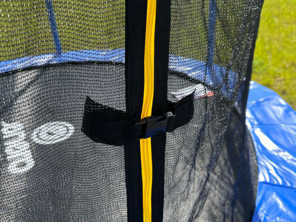 Trampolina ENERO FI 244 cm, bezpieczeństwo, ochrona, klamry, batuty, siatka, Zbliżenie na siatkę i wejście do trampoliny