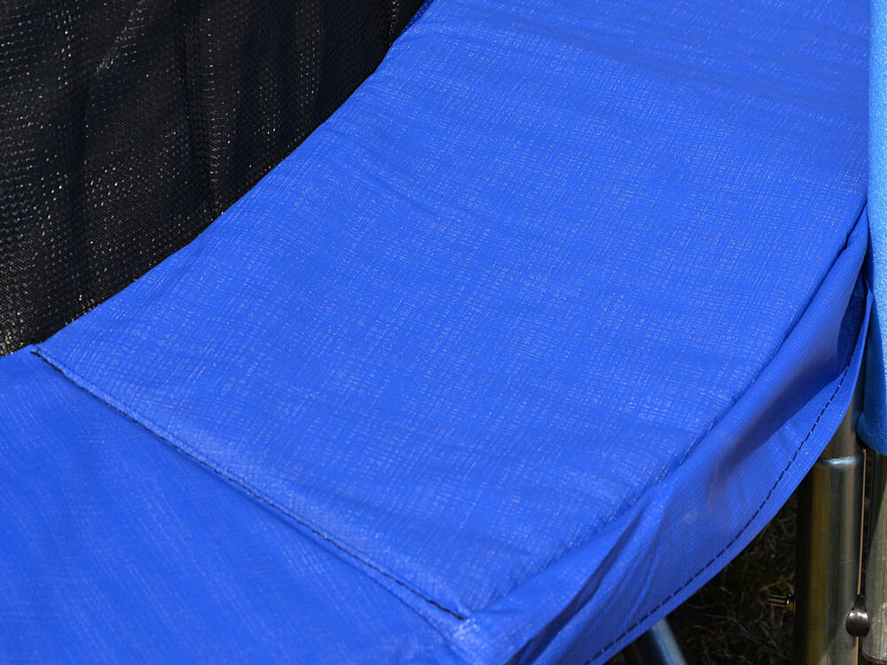 Trampolina ENERO FI 244 cm, nogi, U, podparcie, stabilność, Zbliżenie na osłonę trampoliny kryjącą sprężyny i konstrukcję