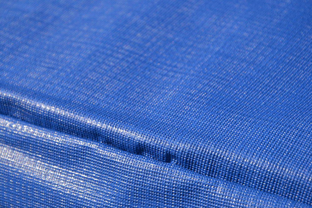 Trampolina ENERO FI 244 cm, profile, stal, rama, siatka, korozja, pogoda, EPE, PVC, Zbliżenie na konstrukcję trampoliny wraz ze sprężynami oraz osłonami