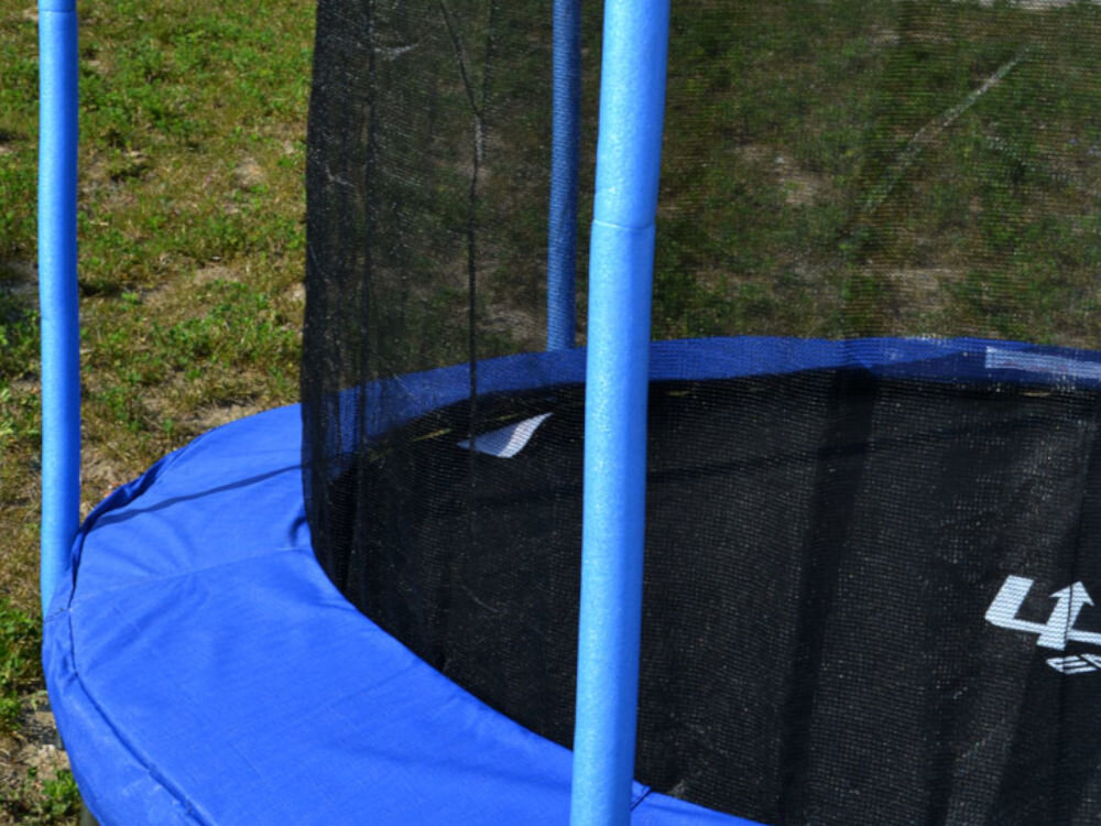 Trampolina ENERO FI 305 cm, bezpieczeństwo, ochrona, klamry, batuty, siatka, Zbliżenie na siatkę, słupki oraz batuty, w tle trawnik