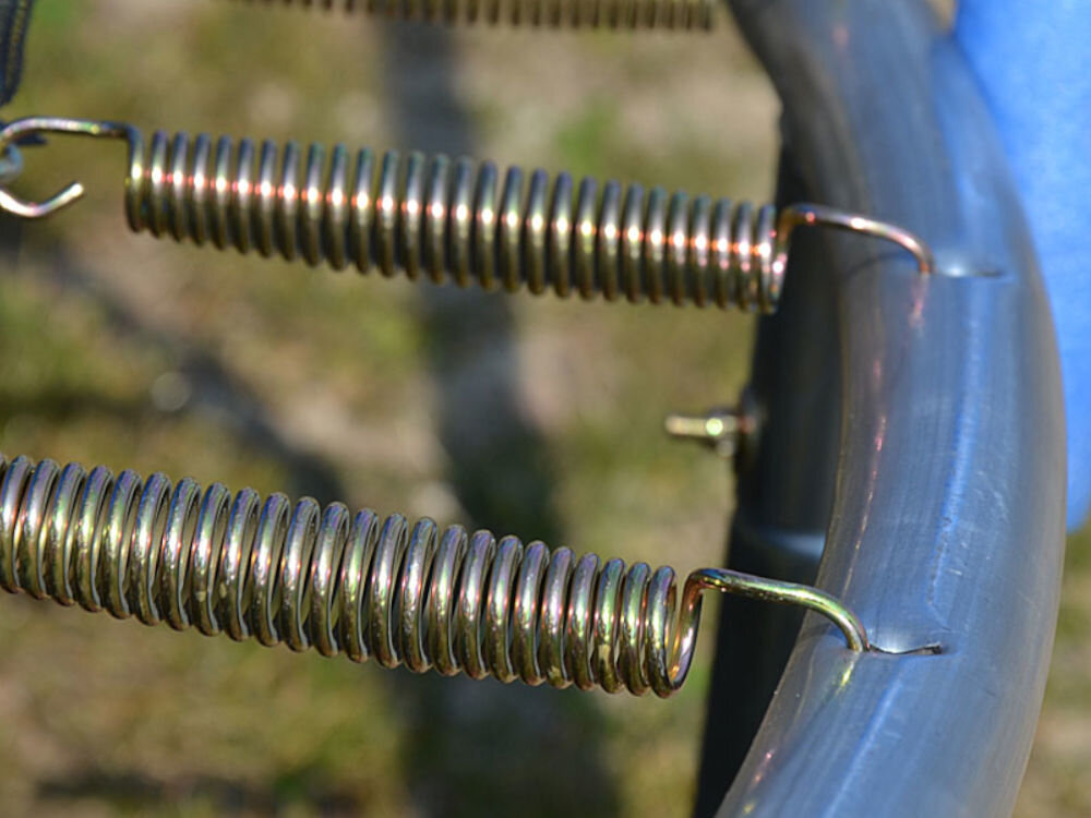 Trampolina ENERO FI 305 cm, wymiary, naciąg, długość, sprężyny, Zbliżenie na konstrukcję oraz na sprężyny zamontowane do stelaża