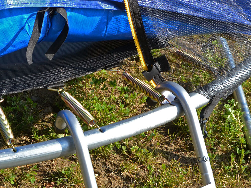 Trampolina ENERO FI 305 cm, profile, stal, rama, siatka, korozja, pogoda, EPE, PVC, Zbliżenie na konstrukcję trampoliny wraz ze sprężynami oraz osłonami