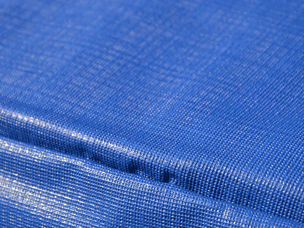 Osłona sprężyn do trampoliny ENERO FI 305 cm Niebieski, pianka, montaż, osłony, kołnierz, izolacja, sprężyny, Zbliżenie na materiał osłony z której została wykonana, wraz z miejscem szycia