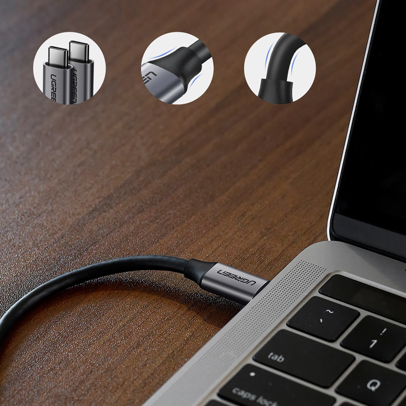 Na drewnianym blacie leży laptop z podłączonym kablem USB-C, na którym widnieje napis \'UGREEN\'. Obok znajdują się trzy okrągłe zbliżenia na różne części kabla.