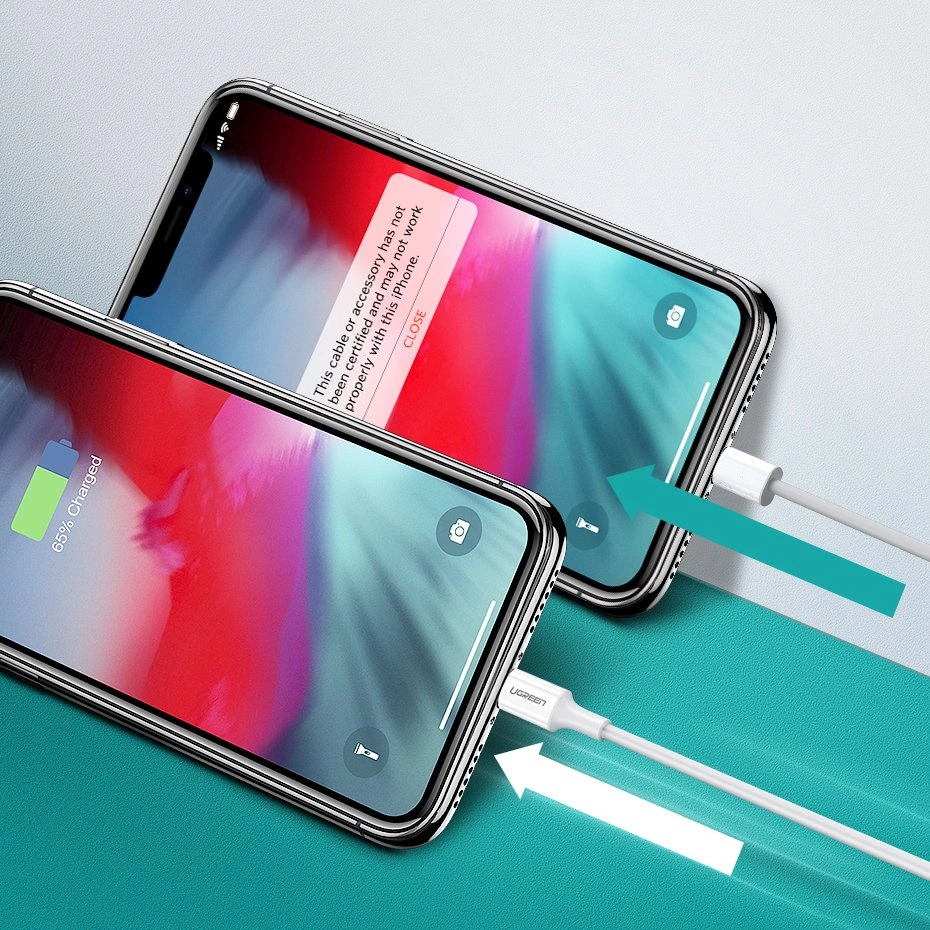 Dwa smartfony są podłączone do białego kabla z logo Ugreen. Na ekranie jednego z telefonów widoczny jest komunikat: \'This cable or accessory is not certified and may not work reliably with this iPhone.\'