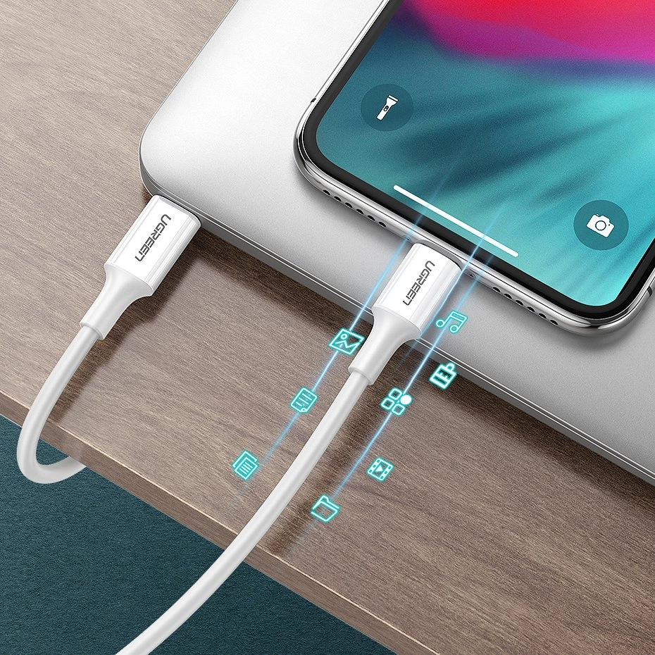 Biały kabel z logo \'UGREEN\' podłączony do smartfona i laptopa, z niebieskimi ikonami symbolizującymi transfer danych.