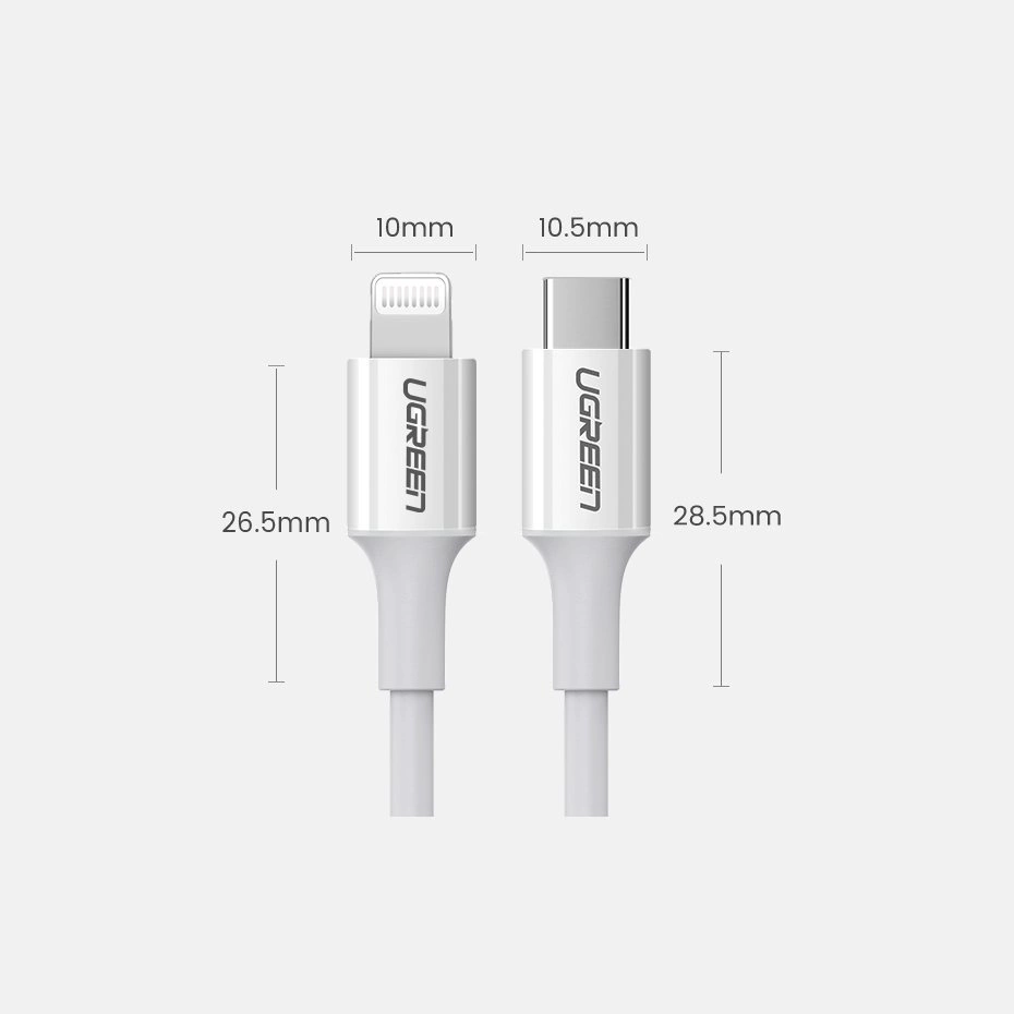 Obraz przedstawia biały kabel z dwoma różnymi końcówkami: Lightning o długości 26.5 mm i szerokości 10 mm oraz USB-C o długości 28.5 mm i szerokości 10.5 mm. Na obu końcówkach widoczne jest logo \'UGREEN\'.