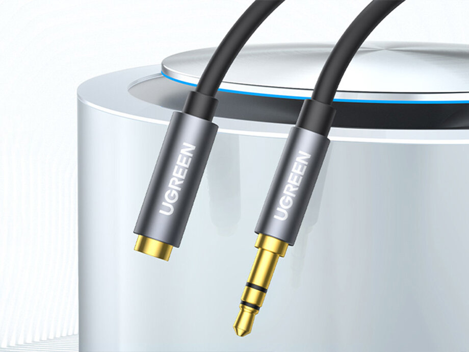 Kabel UGREEN - dwie końcówki kabla na tle głośnika