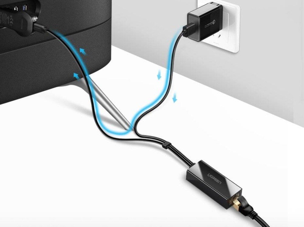 Karta sieciowa UGREEN 30985 Schemat podłączenia akcesorium, gdzie jeden przewód jest wpięty do tylnego panelu telewizora, a drugi do ładowarki sieciowej w gniazdku ściennym, z zaznaczonym niebieskimi strzałkami przepływem energii i danych