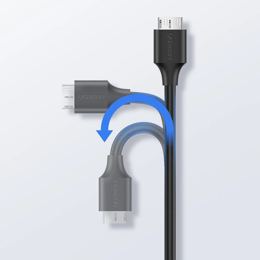 Obraz przedstawia czarny kabel USB z dwoma różnymi końcówkami, jedna z nich to USB Typ C, a druga to Micro USB Typ B. Na obu końcówkach widoczne jest logo \'UGREEN\'.
