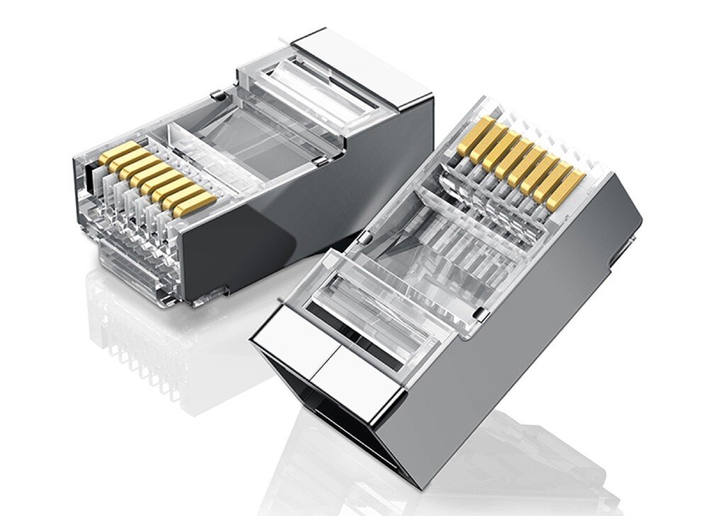 Wtyk UGREEN 20333 Dwa metalowe wtyki RJ45 pokazane z bliska pod kątem na jasnym tle, prezentujące pozłacane piny oraz przezroczyste elementy obudowy