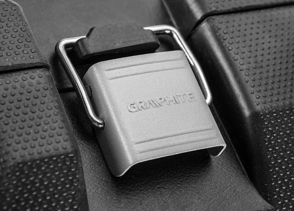 Walizka GRAPHITE 58G087 zbliżenie na zamek z trwałego tworzywa sztucznego metalowe zamknięcia minimalizując ryzyko przypadkowego otwarcia