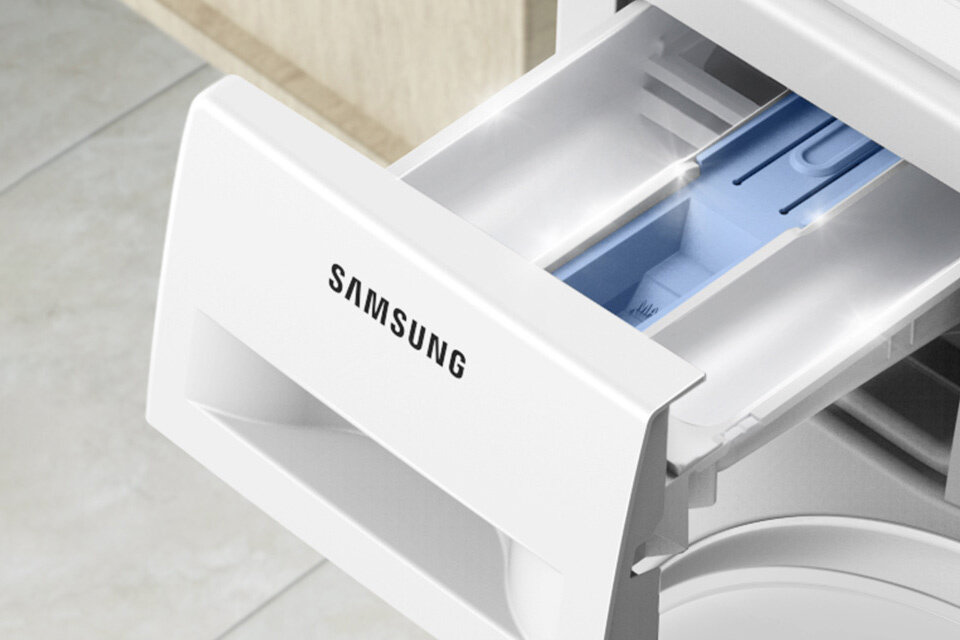 Biała pralka z otwartą szufladą na detergenty Biała pralka z otwartą szufladą na detergenty