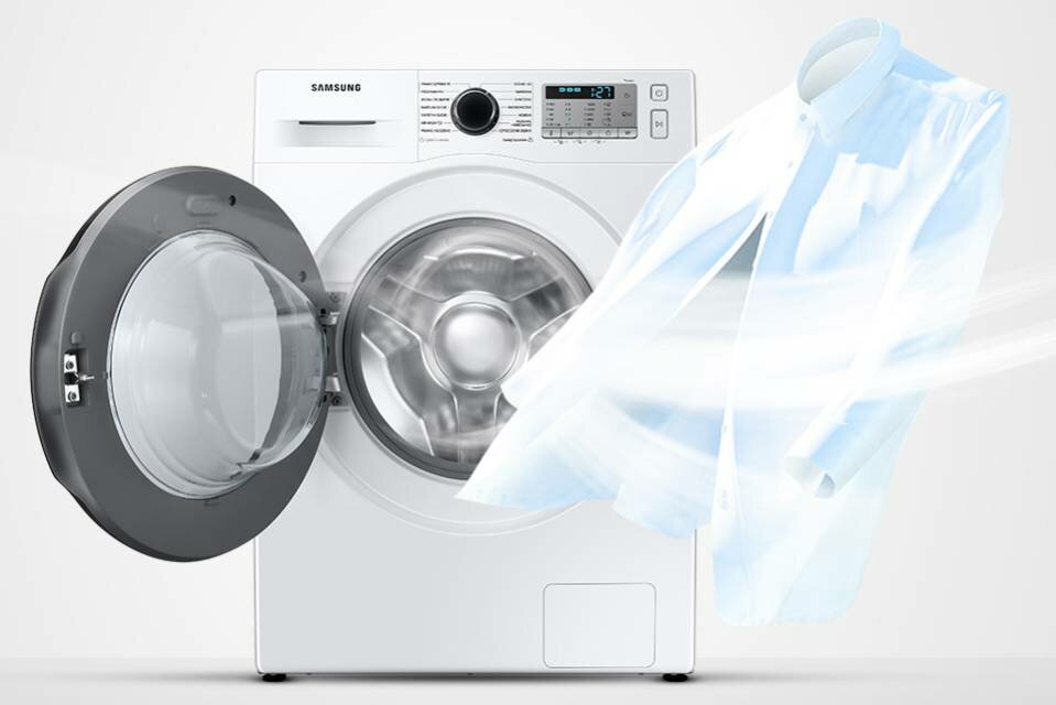 Pralka z otwartym bębnem a obok biała koszula 