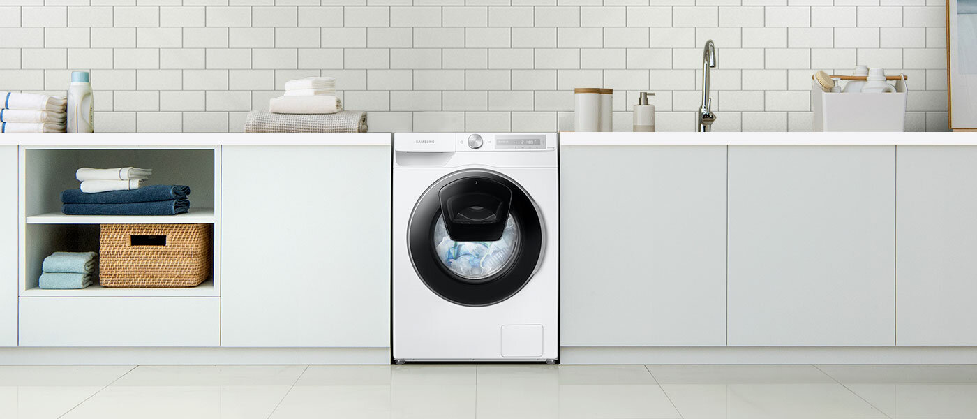 Pomieszczenie gospodarcze z pralką pełną kolorowego prania