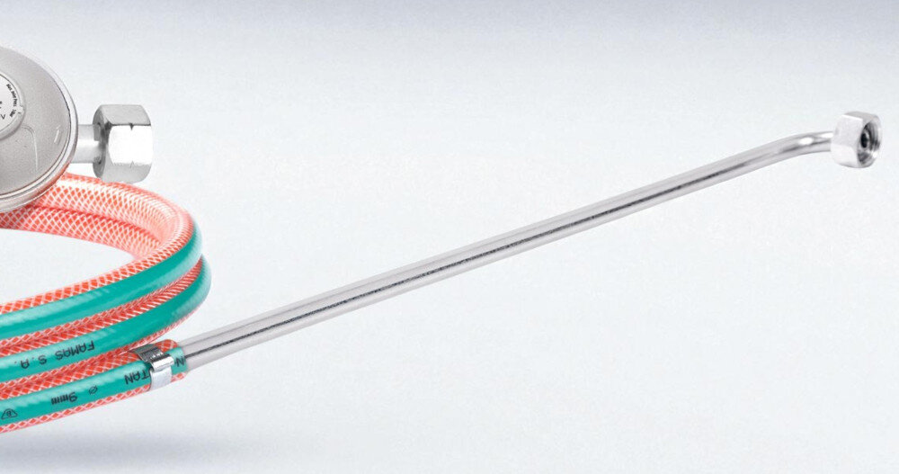 WĄŻ DO GAZU VÖGEL zdjęcie produktowe wysoka jakość materiałów odporność na rozerwanie odporność na uszkodzenia ciśnienie robocze 20 bar ciśnienie rozrywające 60 bar szczelna instalacja zakucia maszynowe trwałe połączenia wydłużone nakrętki 14 mm bezpieczne połączenie z kuchnią