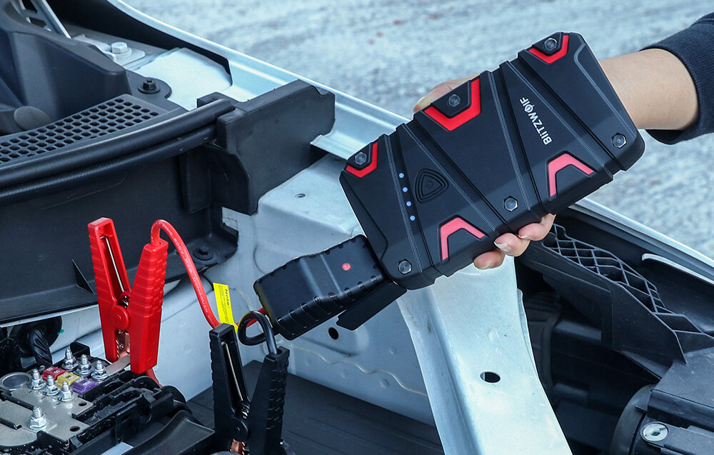 BLITZWOLF Jump Starter BW-JA1 12 000 mAh 800 A certyfikatowi IP67 odporne na wodę i kurz - powerbank podłączony pod akumulator auta
